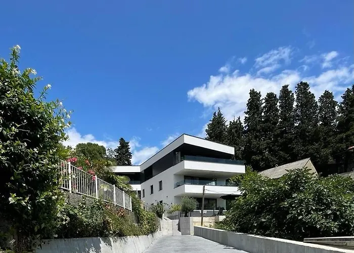 Aparthotel Villa V With Heated Pool, Parking And Breakfast